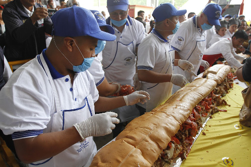 Con la elaboración de una mega torta arrancó la Feria de la Torta en Venustiano Carranza.