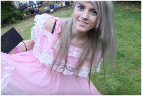El extraño video de la vlogger británica ha generado gran preocupación entre sus fans