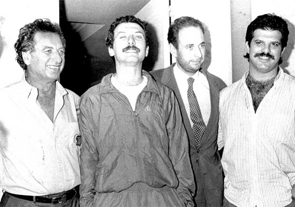 El mandatario (segundo de izq. a der.) ante la prensa después de recuperar su libertad.