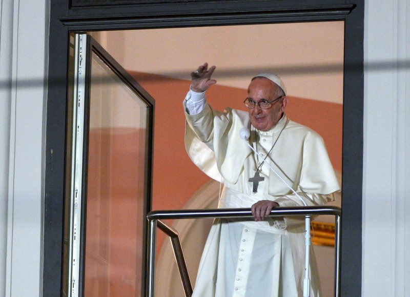 El Papa Francisco habla a los fieles desde la ventana papal en el palacio de los Arzobispos de Cracovia