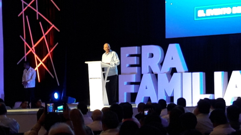 El ex presidente Carlos Salinas en Acapulco durante un foro familiar.