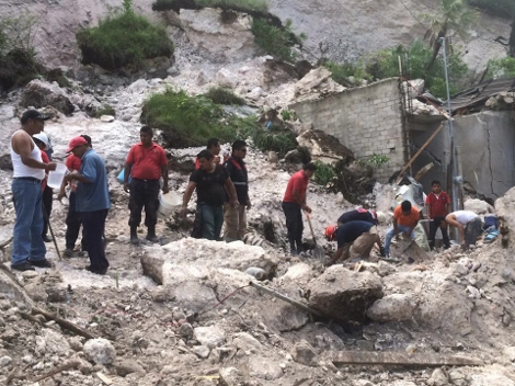 Se derrumbó la ladera de un cerro y cayó sobre dos viviendas de madera, quedando atrapado un matrimonio, pero solo la mujer falleció.