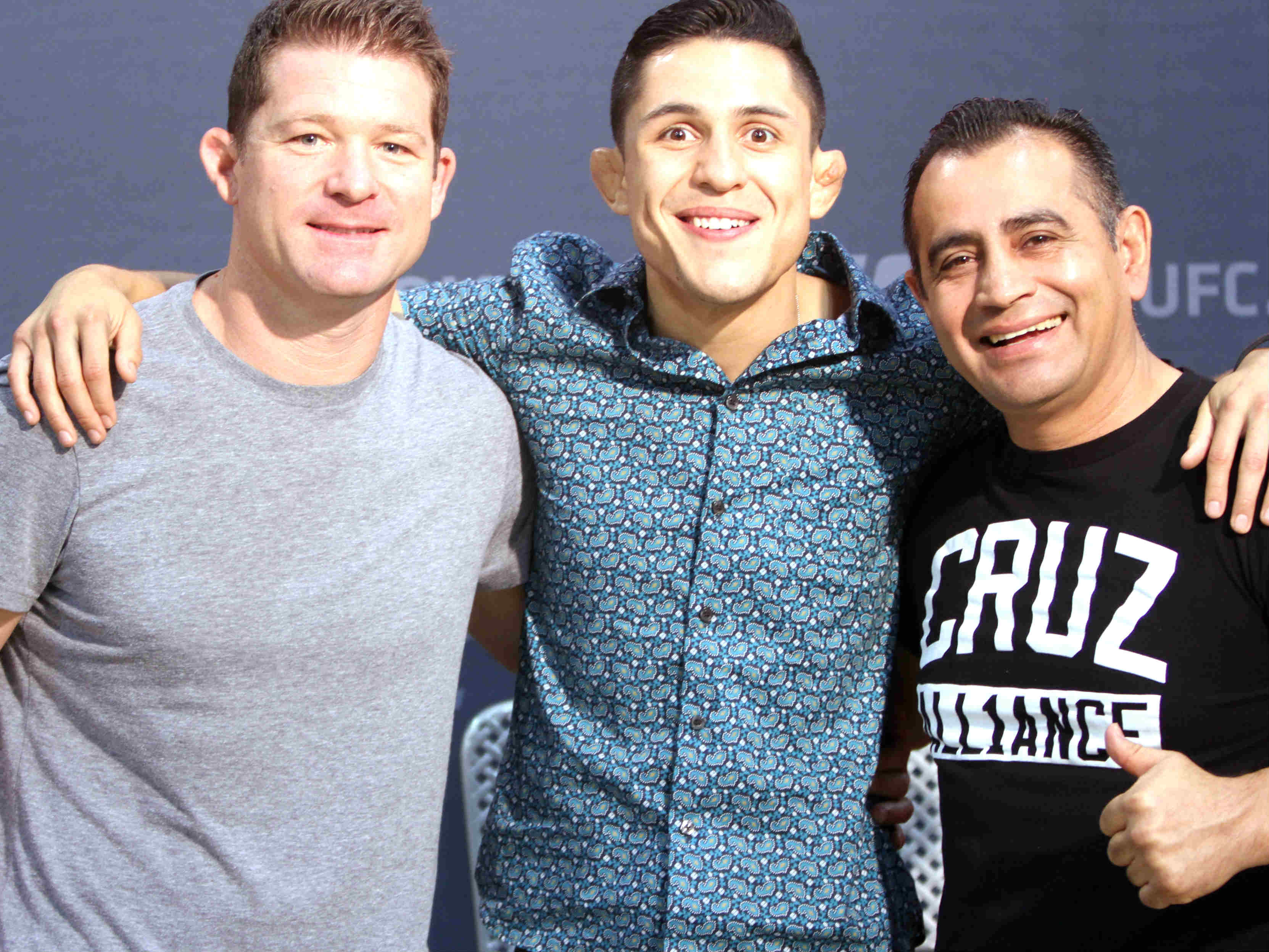 Erik Pérez (centro) con sus entrenadores 