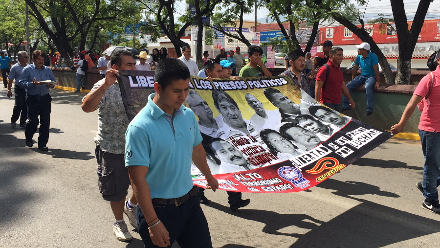 Los maestros exigen la libertad de sus líderes. 