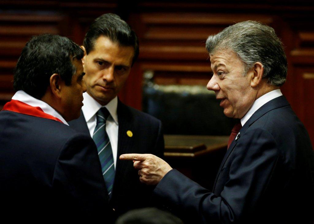 El mandatario habló con miembros del Congreso, antes de la toma de protesta.