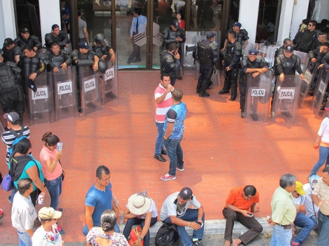 Profesores del SNTE bloquearon los accesos de las plazas comerciales, pero dijeron que solo estarán tomadas hasta las 23:00 horas.