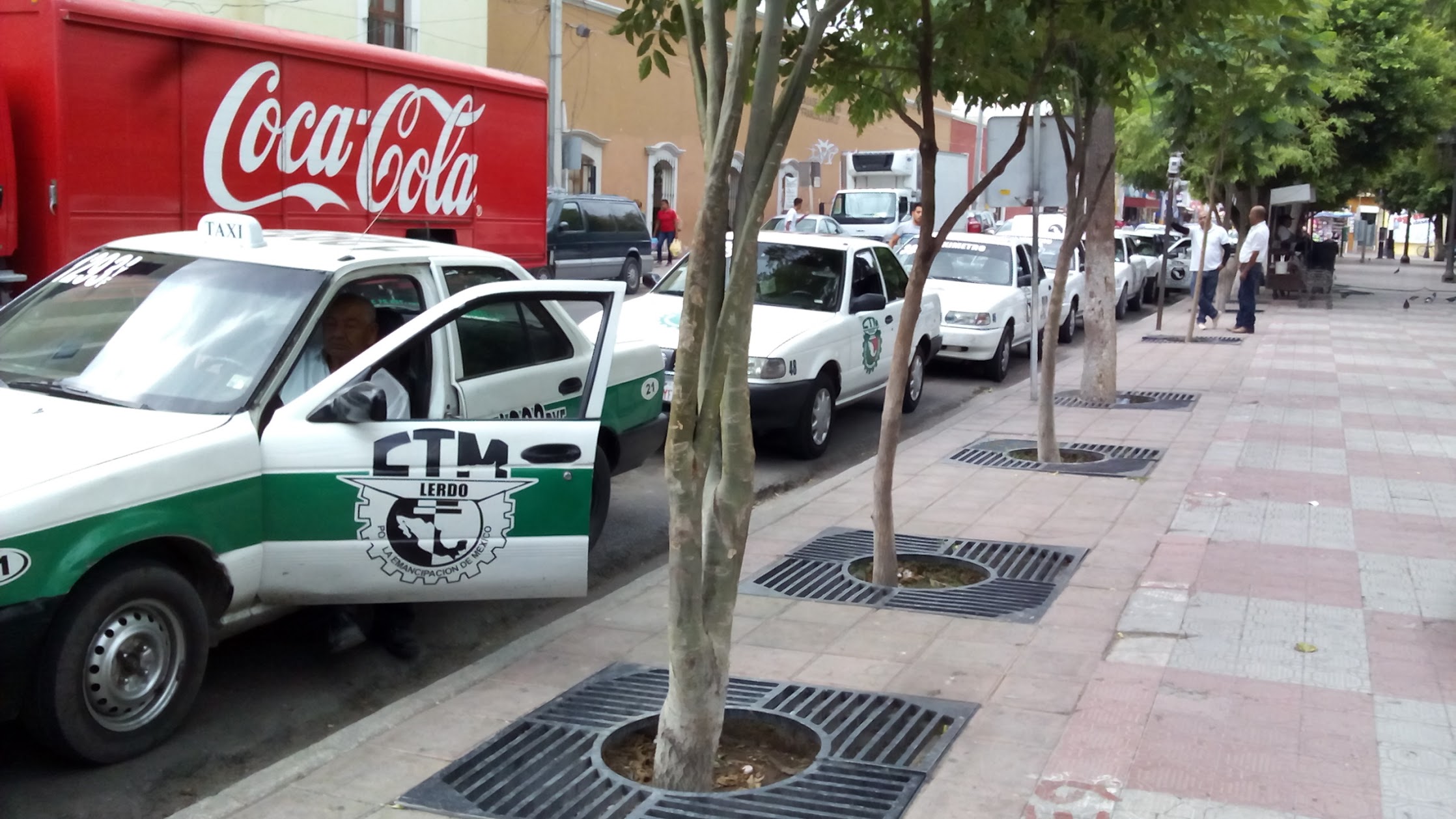 Taxistas de Lerdo se oponen a la llegada de Uber.