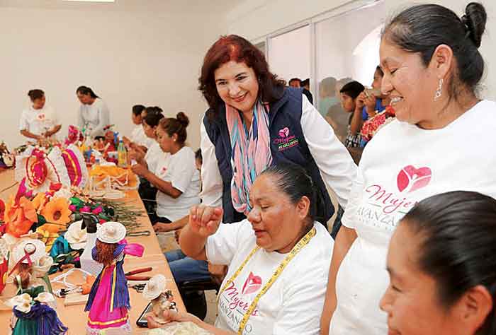 Utilizan la hoja de maíz para desarrollar su talento
