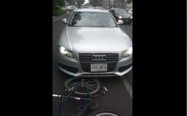 El auto golpeó en varias ocasiones la llanta trasera de la bicicleta de Ari Santillán.