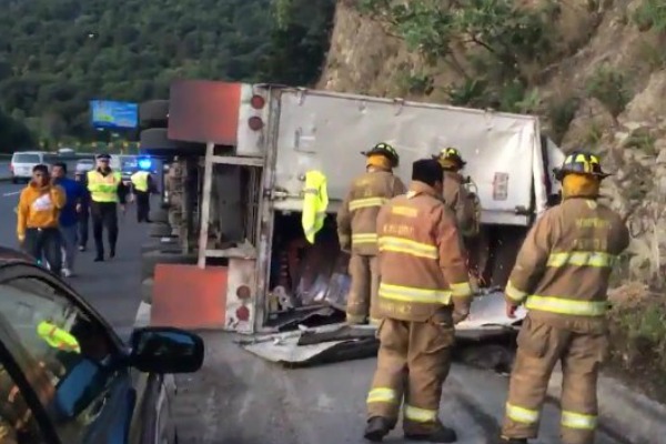 Bomberos de la Ciudad de México acudieron al lugar del accidente.