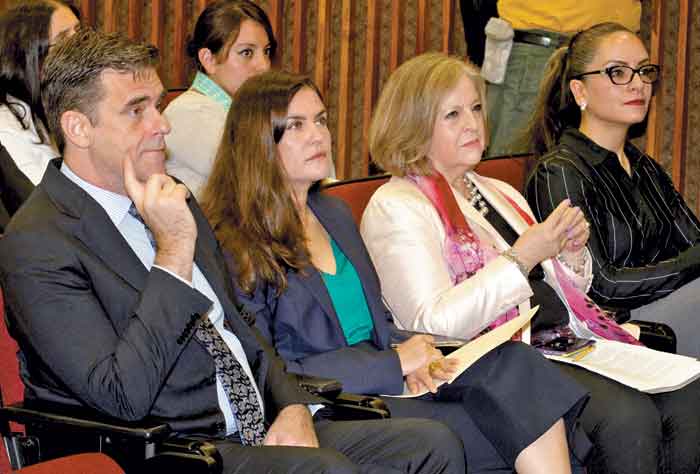 Especialistas del Instituto Nacional de Psiquiatría explican que la violencia que sufren los transgénero es la principal causa de sus problemas.