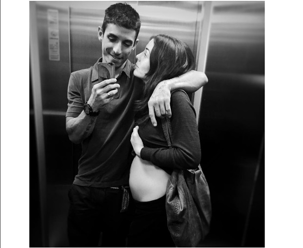 La pareja espera el nacimiento de su primer bebé.