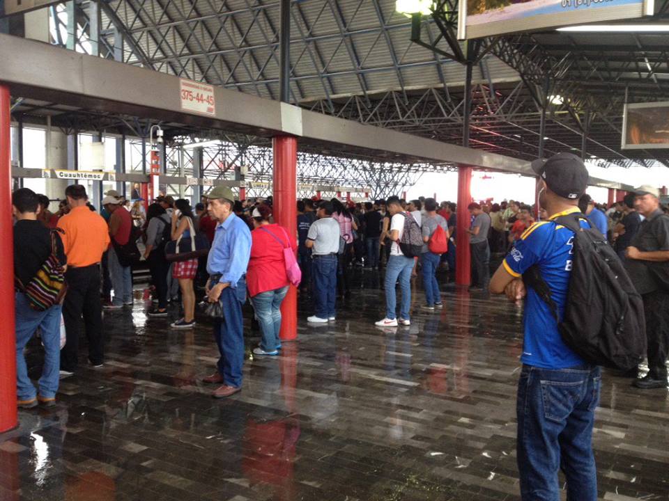 Los usuarios fueron bajados de los vagones por su seguridad. 