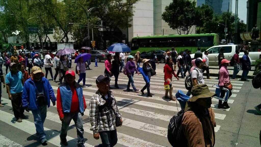 Maestros de la CNTE marchan sobre Paseo de la Reforma. 