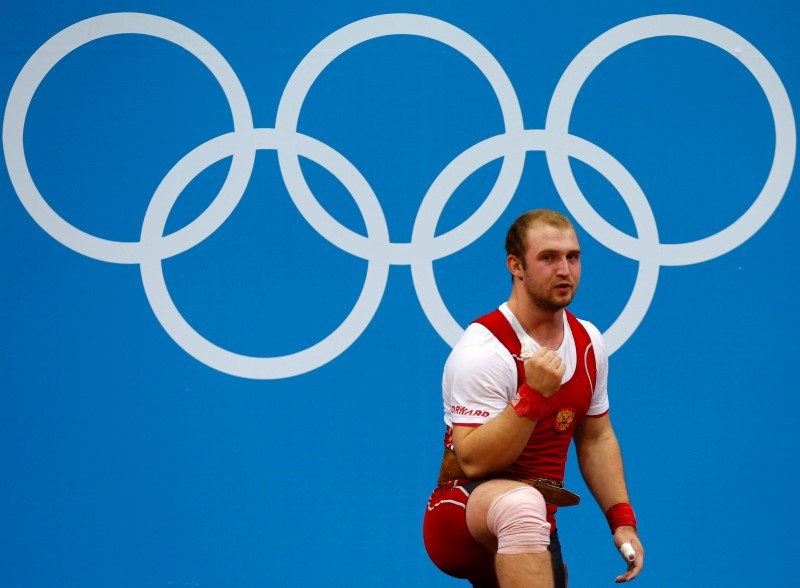 El pesista ruso Alexandr Ivanov levanta 94 kilos en los JO de Londres 2012