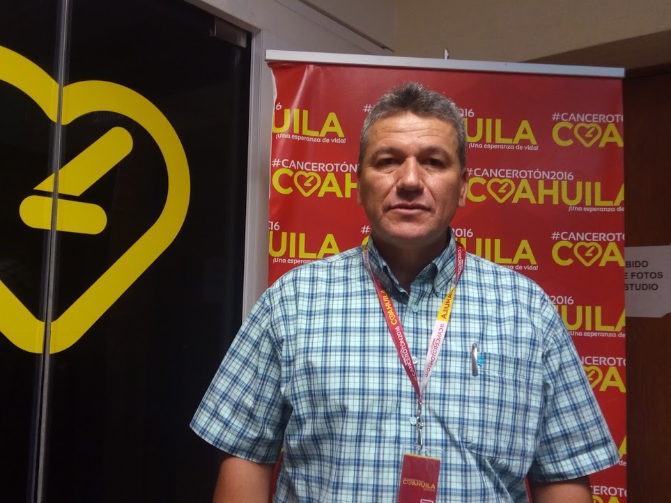 Carlos Aguilera Andrade, ex diputado, acudió a realizar un donativo al Cancerotón 2016.