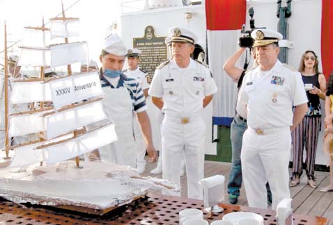 Durante el festejo a bordo del navío hubo un pastel. 