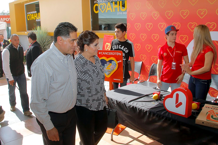 El gobernador de Durango, Jorge Herrera Caldera y Tere Álvarez, su esposa, realizaron el donativo.