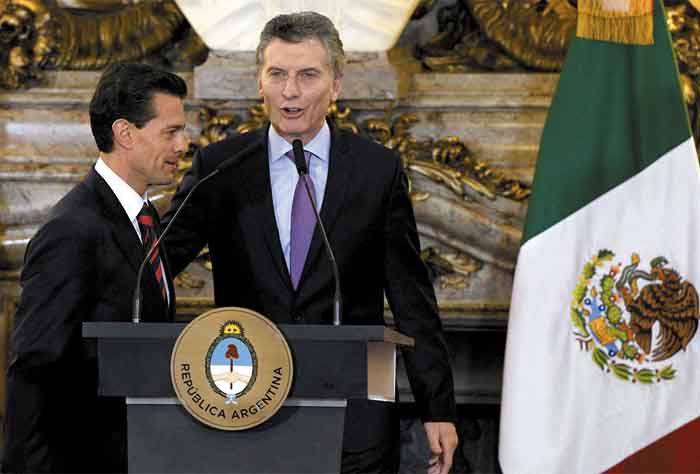 Los mandatarios intercambiaron condecoraciones en grado de collar.