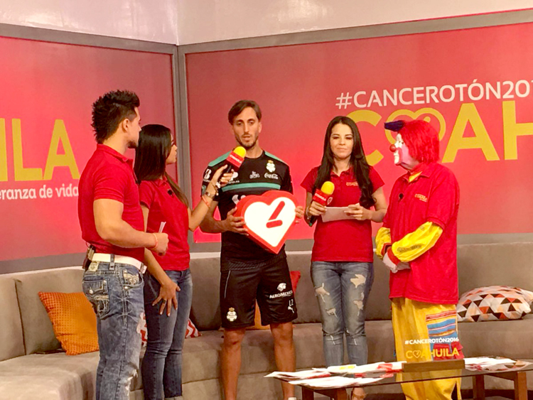 Luis Zubeldía, director técnico del Club Santos Laguna, se sumó al Cancerotón en representación del equipo.