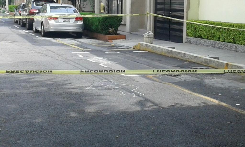 La mujer fue hallada desnuda y con señales de violencia física.