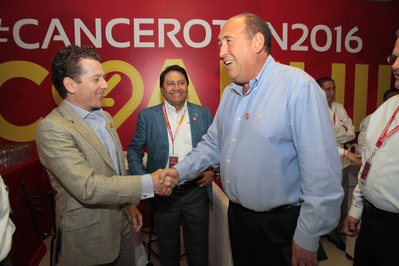 El presidente del Patronato del INCAN, Francisco D. González y el gobernador de Coahuila, Rubén Moreira. 