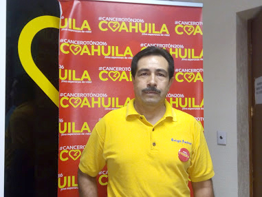 El profesor Raymundo Segovia, acudió a donar en representación del Colegio América de Torreón.