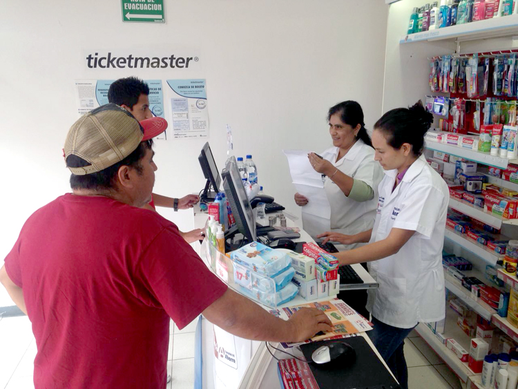 Los trabajadores de las Farmacias del Ahorro invitan a los ciudadanos a donar.