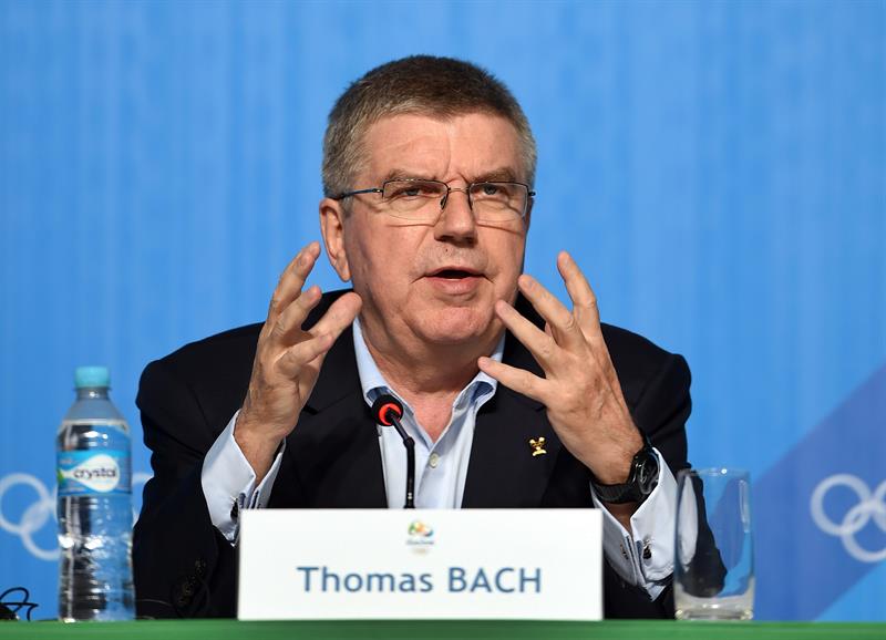 Thomas Bach, comparece ante medios a su llegada a Brasil