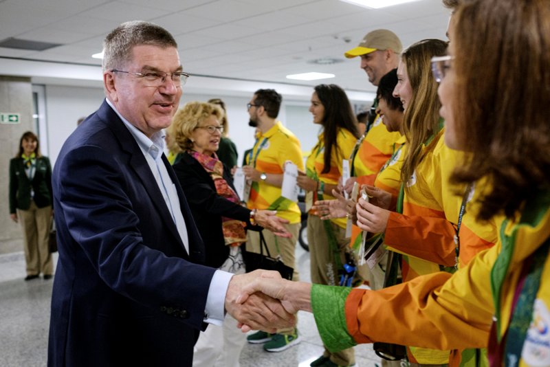 Tomas Bach, es recibido por los voluntarios para la justa