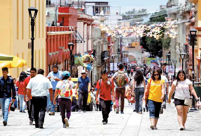 Ayer, el Centro Histórico de Oaxaca lució tranquilo y con numerosa afluencia de visitantes.