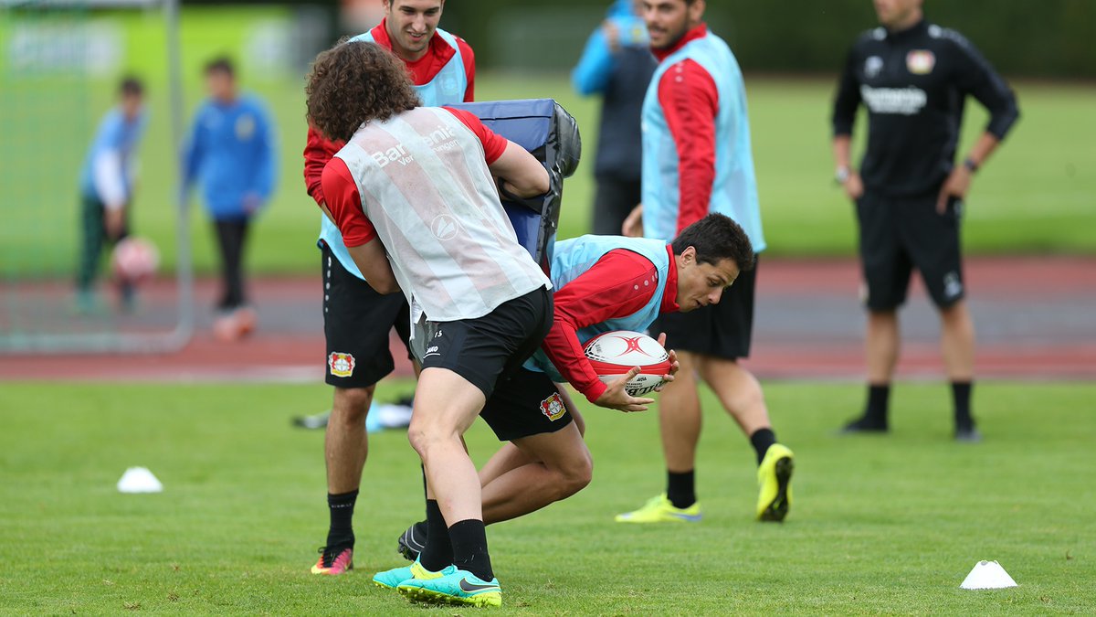 Chicharito practicando Rugby