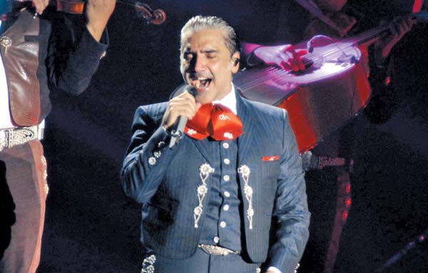 El intérprete complació a sus seguidores con baladas y rancheras.