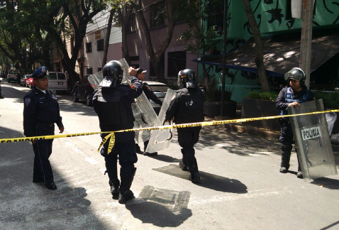 Granaderos resguardan el edificio del Registro Público de la Propiedad, mientras personal de la CFE trabaja para detectar la causa de un corto circuit