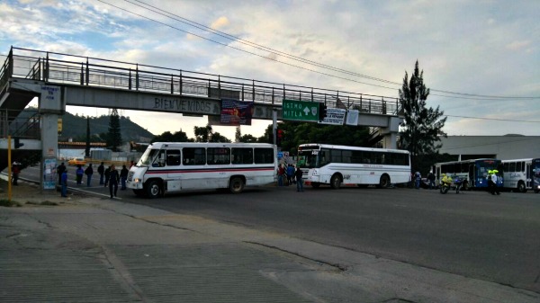 Integrantes de la CNTE bloquean acceso a Guelaguetza