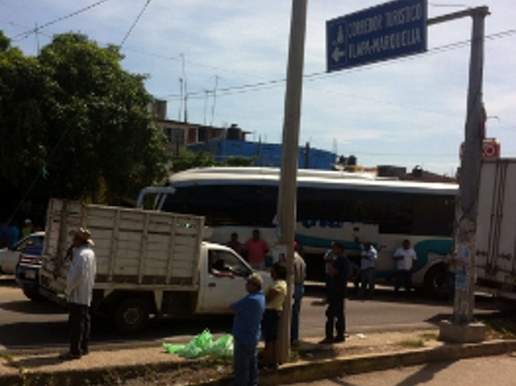 Desde las 10 de la mañana docentes de educación básica cerraron la vialidad federal, sin que ninguna autoridad despeja la carretera.
