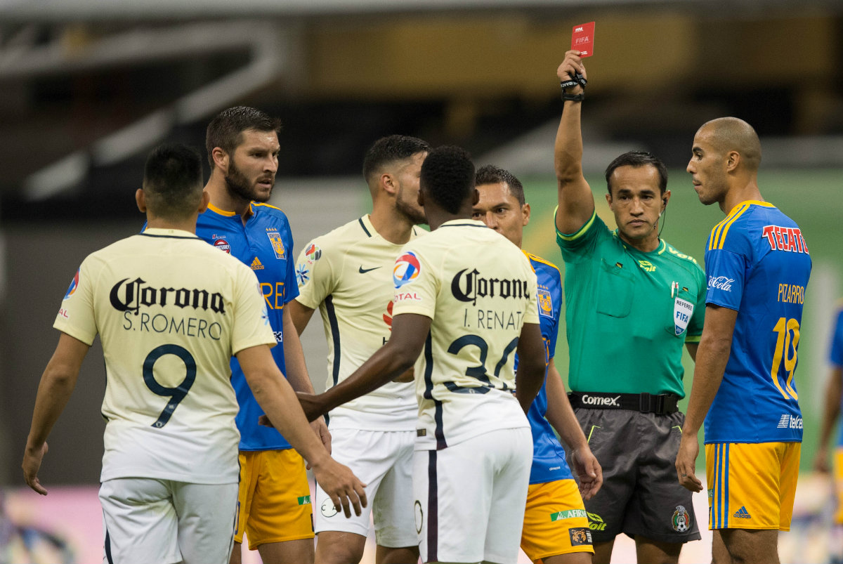 Renato Ibarra se va expulsado