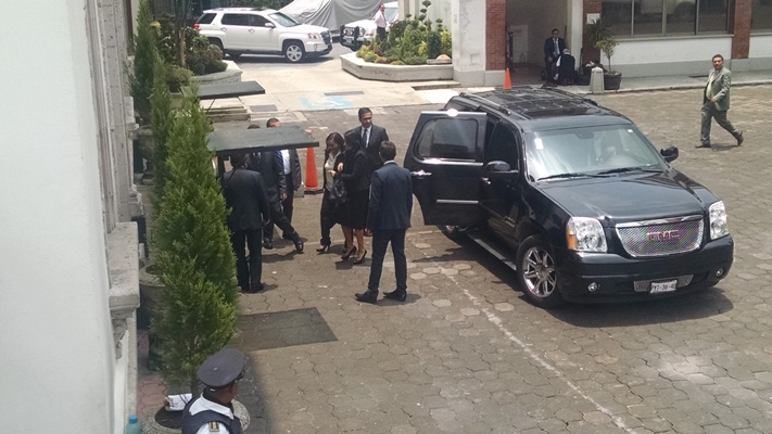 Alejandra Barrales, presidenta del PRD, se reunió con el secretario de Gobernación para discutir la seguridad de los alcaldes.