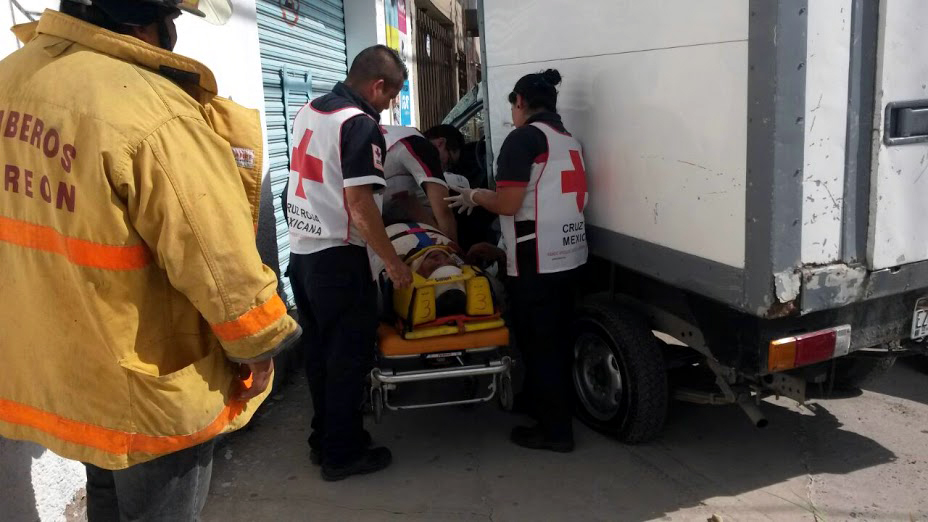 El conductor de una camioneta quedó atrapado, luego de chocar en Torreón.