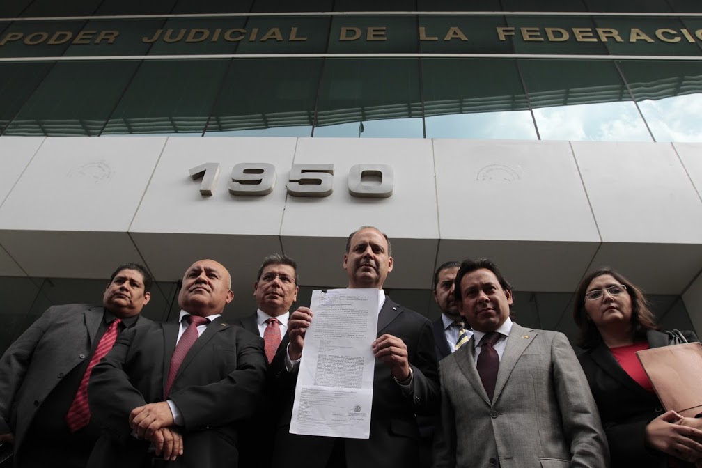 El presidente de la Coparmex, Gustavo de Hoyos Walther, muestra la demanda de amparó que solicitó.