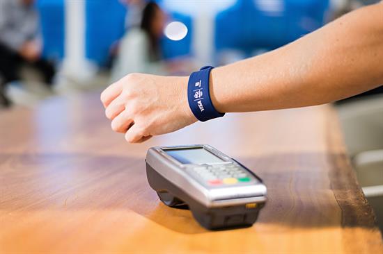 Visa implementará un sistema de pago a través de wearables que incluyen pulseras y anillos para que los visitantes no tengan que sacar su cartera al m