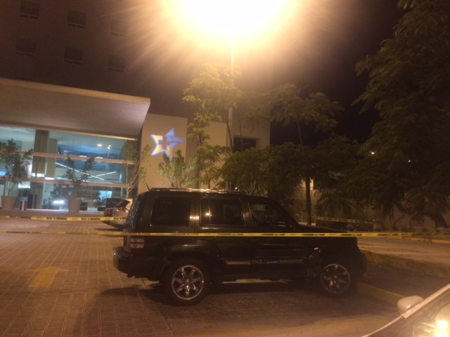  La camioneta en la que viajaba el empresario y una mujer recibieron al menos cuatro impactos de bala de alto calibre.