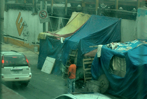 La delegación Cuauhtémoc ha detectado más de 100 campamentos para indigentes en su territorio, lugares que son aprovechados por delincuentes, según el