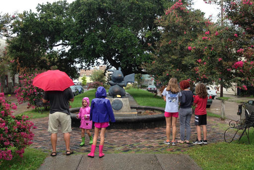 La estatua apareció en un parque de Nueva Orleans, Estados Unidos con una placa que dice #PokéMonumento. 