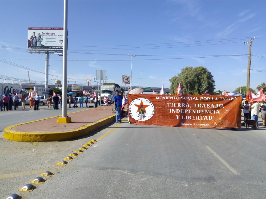Habitantes del ejido Ana bloquearon la carretera antigua a San Pedro.
