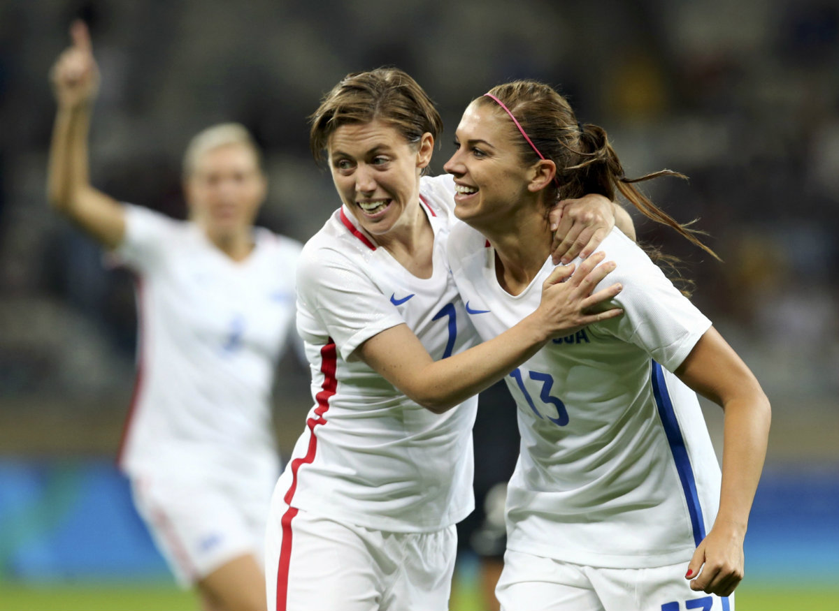 Meghan Klingenberg y Alex Morgan de la selección estadunidense de futbol