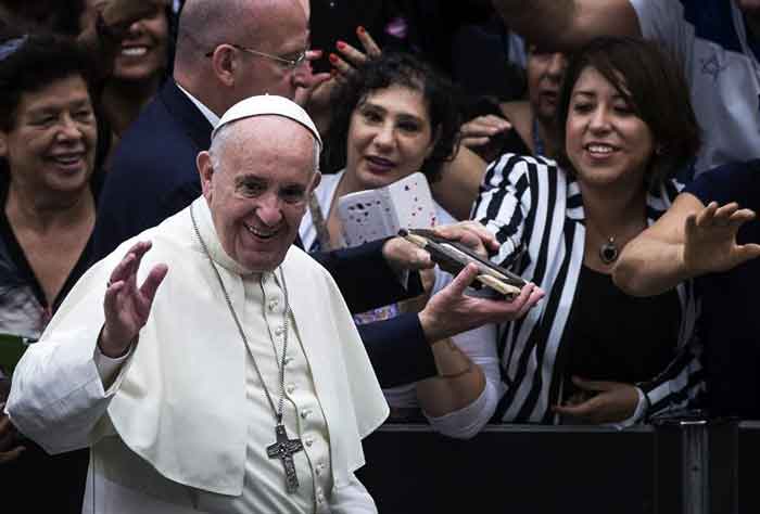 El papa Francisco a su llegada a la audiencia general semanal en el Aula Pablo VI.