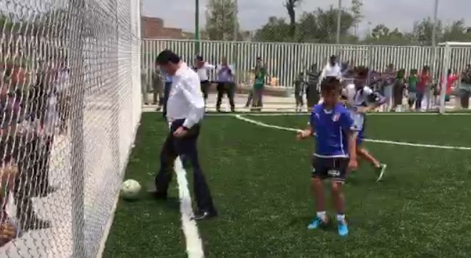 El secretario de Gobernación jugó futbol con niños en Guanajuato.
