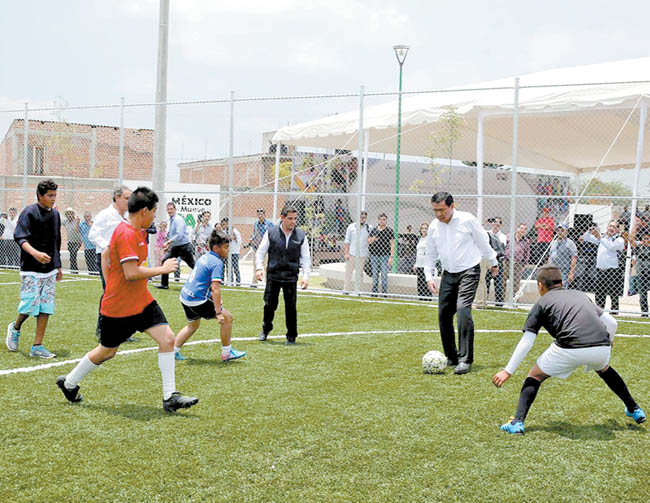 El funcionario jugó una cascarita de futbol con algunos niños en León. 