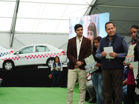 El gobernador del Estado de México, Eruviel Ávila entregó dos concesiones de servicio de taxi a mujeres víctimas de trata.